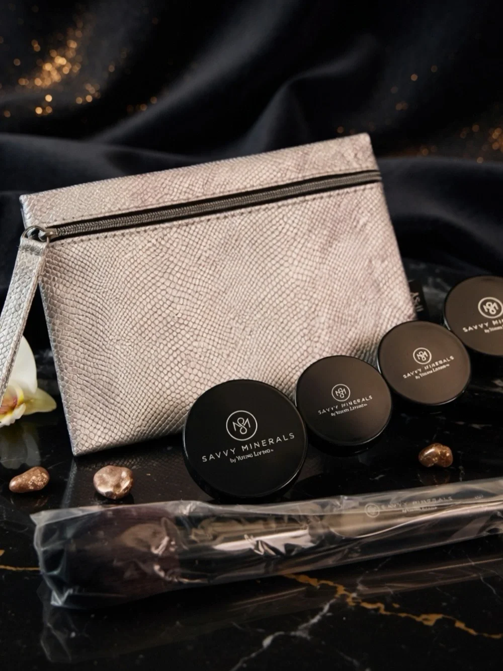 NIB Savvy Minerals Makeup Bundle Veil Brush Eyeshadows Bag